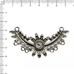 Cuello floreado patinado.