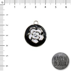 Dije redonda flor 22 mm c/esmaltado negro/bco