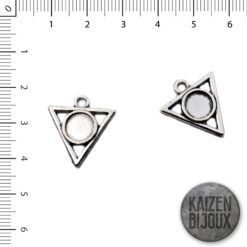 Dije Triangulo con base