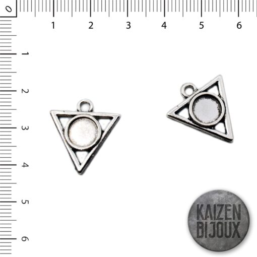 Dije Triangulo con base